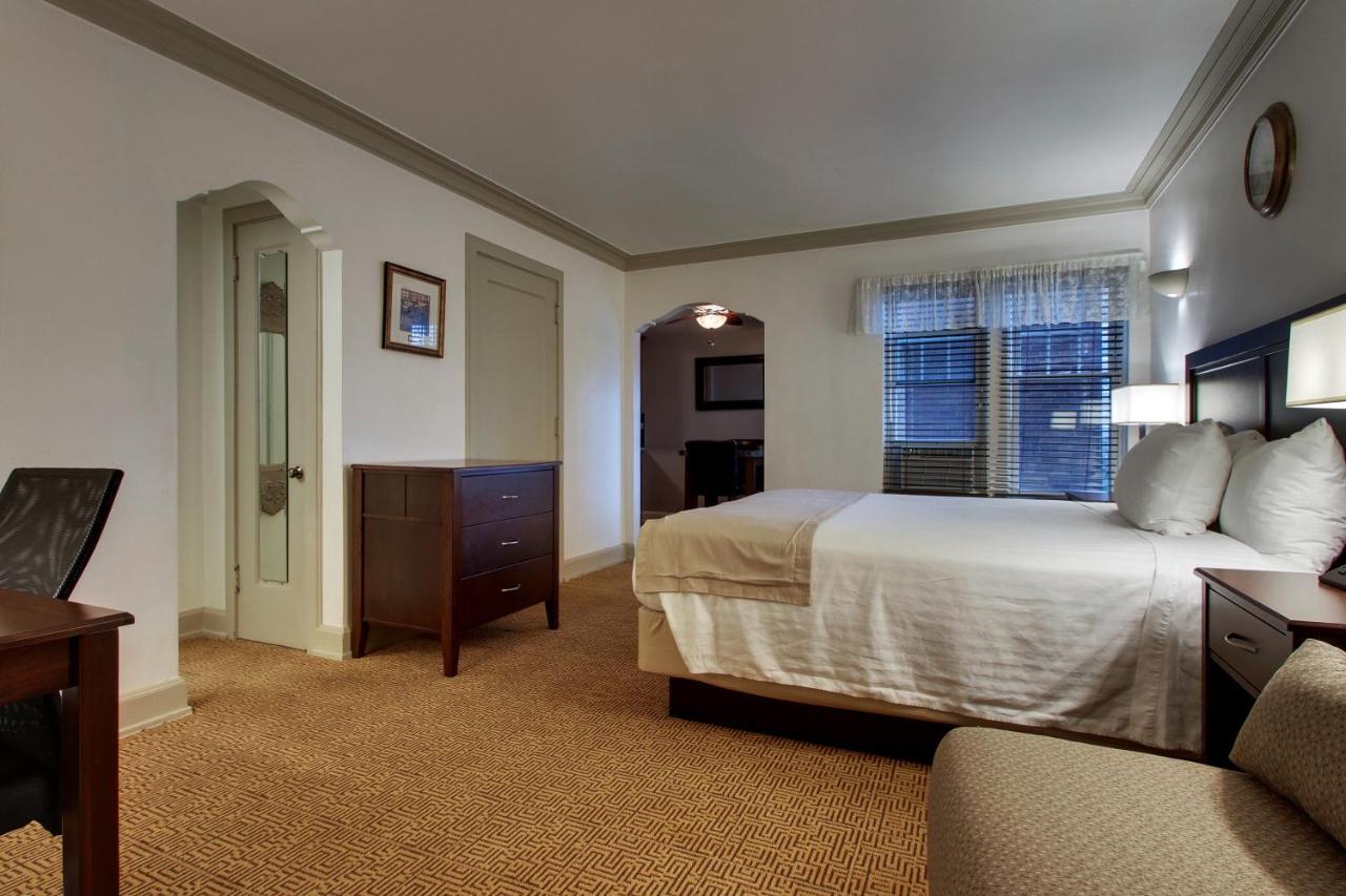 Knickerbocker On The Lake Milwaukee Room photo