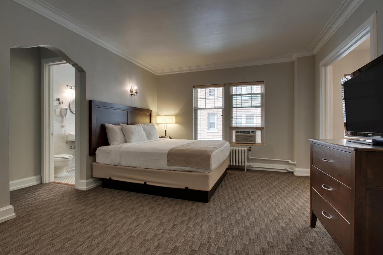 Knickerbocker On The Lake Milwaukee Room photo